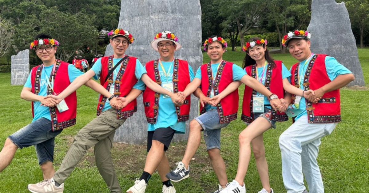 在USANA台東獎勵旅遊中，大家穿上原住民傳統服飾，學習跳豐年舞