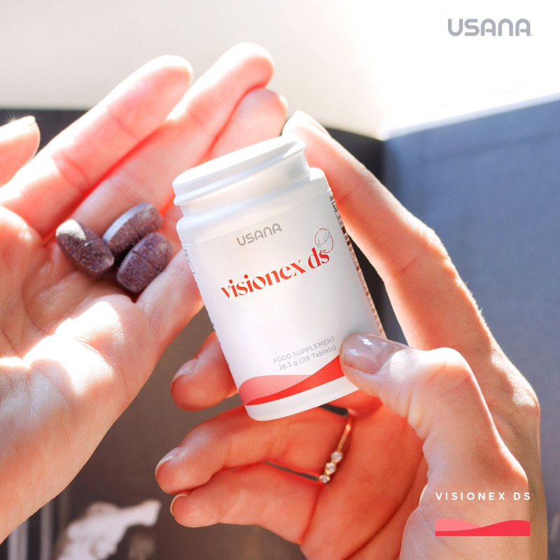 USANA適力寶含有葉黃素、玉米黃素及多種植物萃取成分-山桑子與西印度櫻桃，搭配維生素C及鋅，給予營養補給，幫助晶亮健康的維持